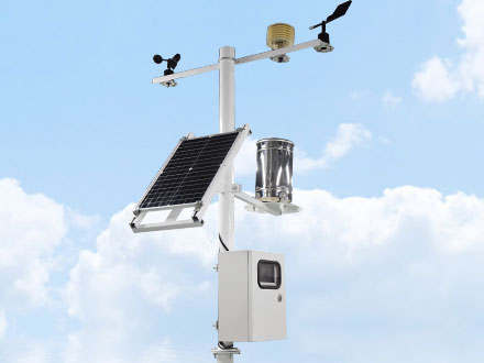 在水庫旁，建立了氣象站